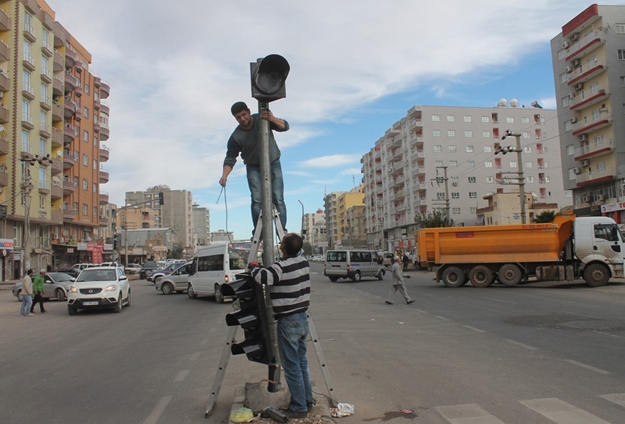 Kızıltepe'de trafik ışıkları onarılmaya başlandı